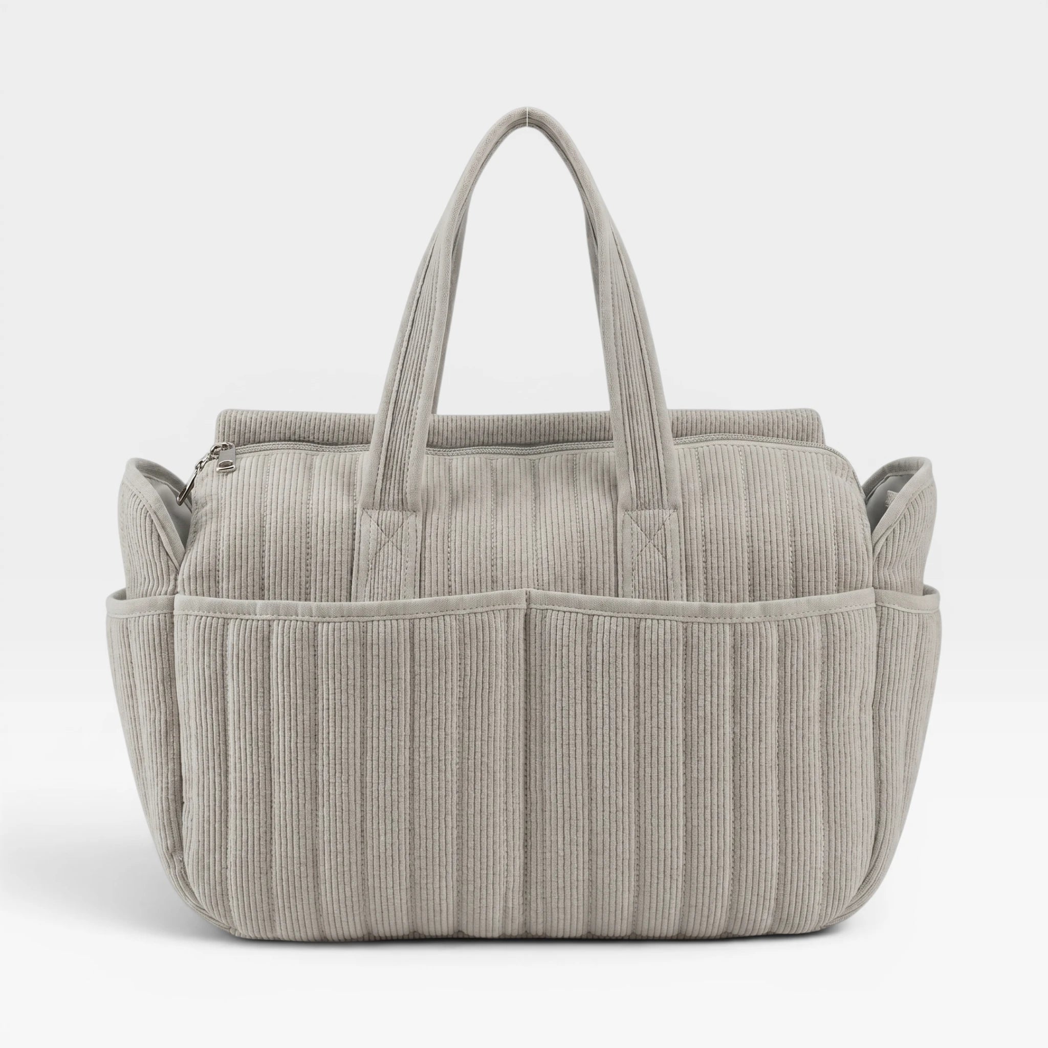 Dimensions généreuses du sac à langer CozyTote permettant de stocker facilement les couches biberons et vêtements de rechange.