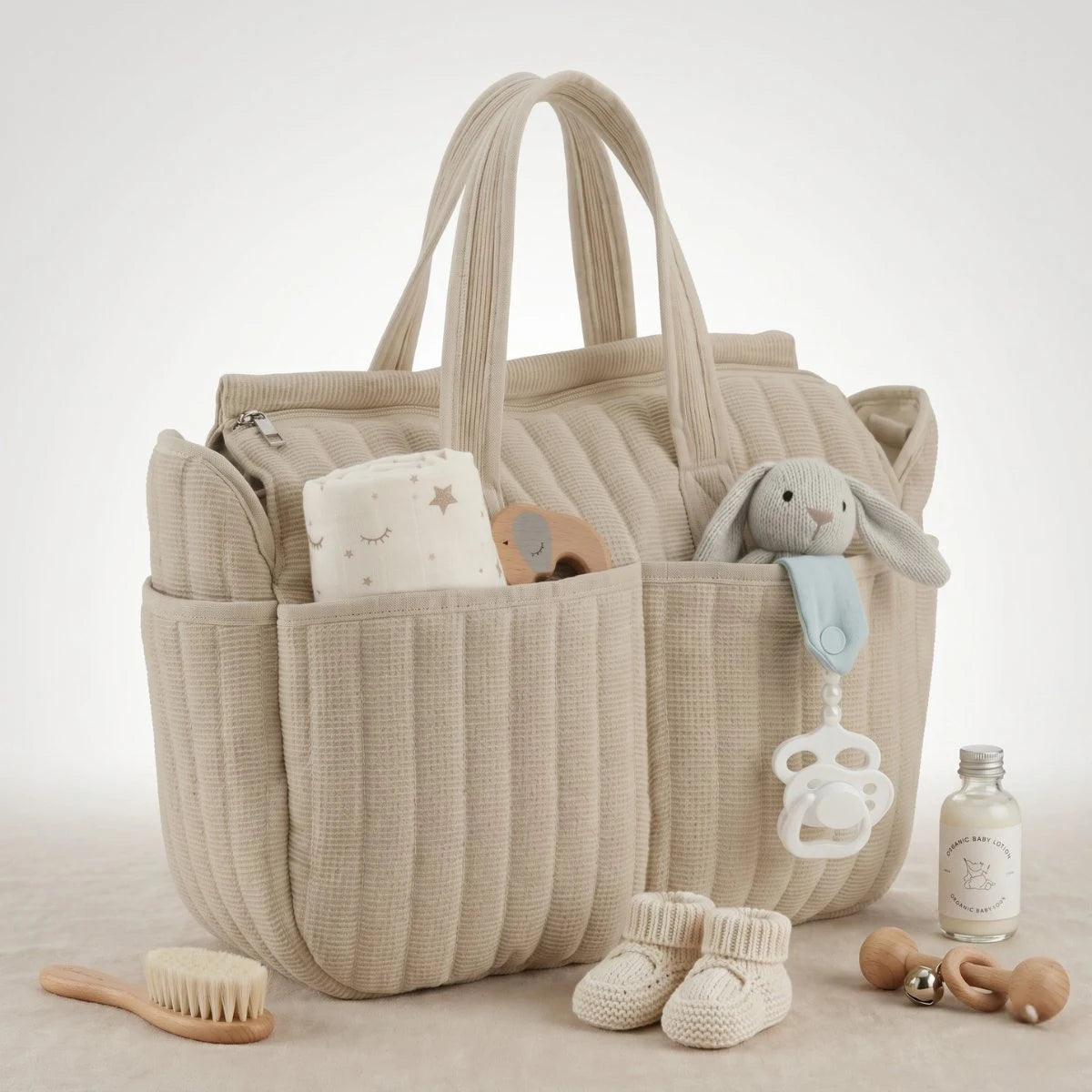 Sac à langer CozyTote vu de face avec un doudou lapin une tétine et des accessoires de bébé dans ses poches extérieures.