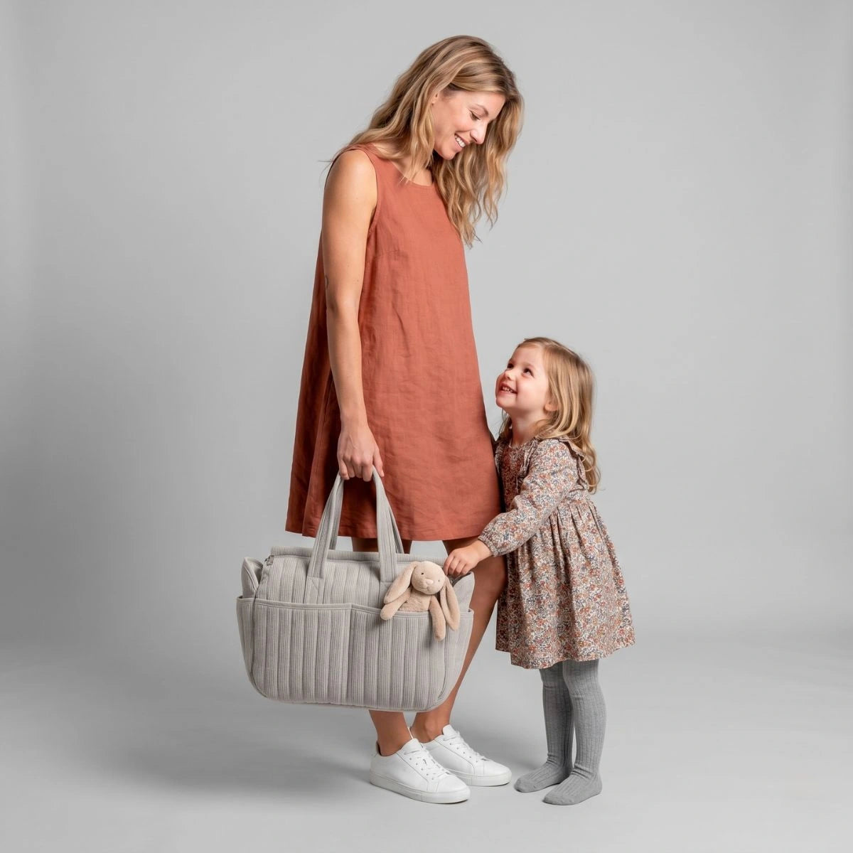 L'allure bohème et les finitions soignées du sac à langer CozyTote transformé en véritable pièce de mode tendance.
