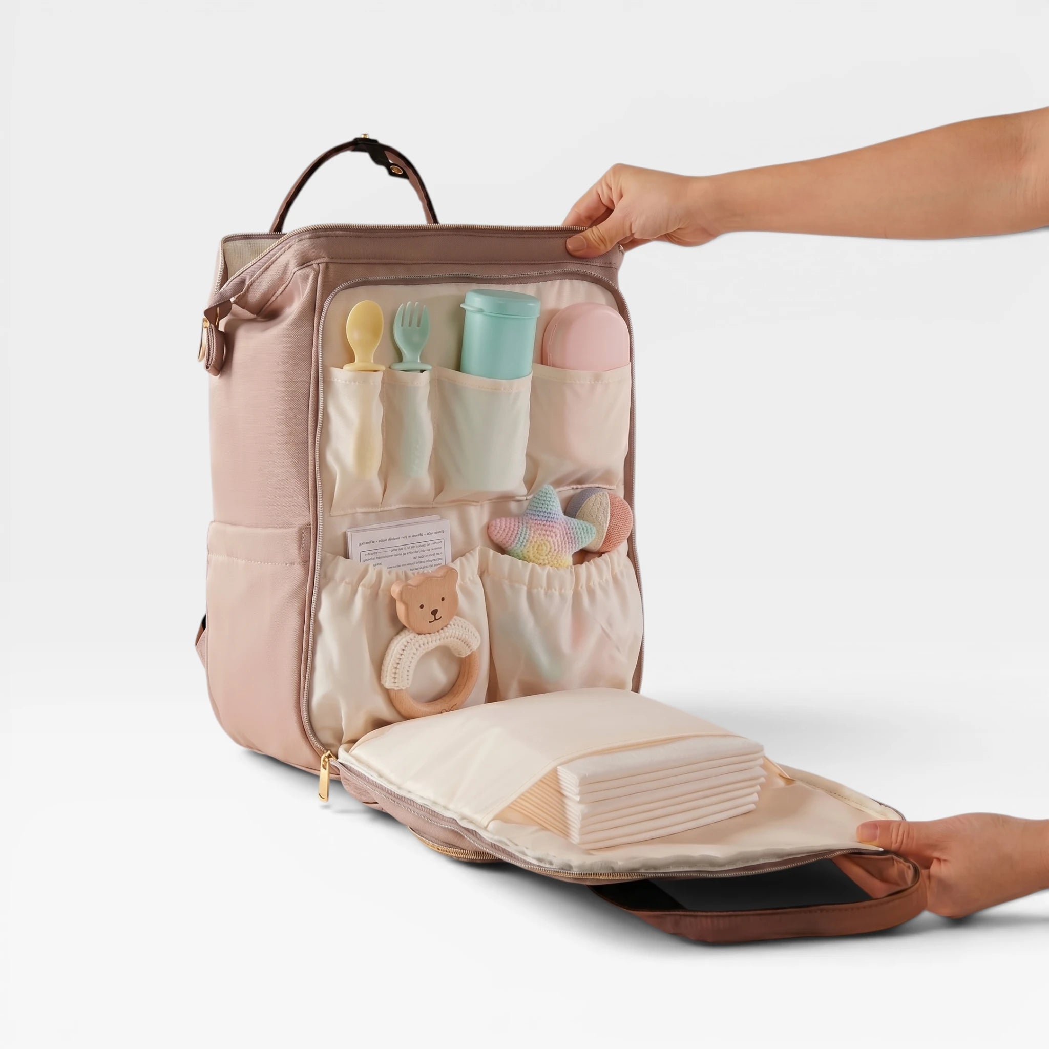 Zoom sur la lunch box isotherme assortie placée à l'intérieur du sac à langer Moka pour conserver les repas de bébé au frais.