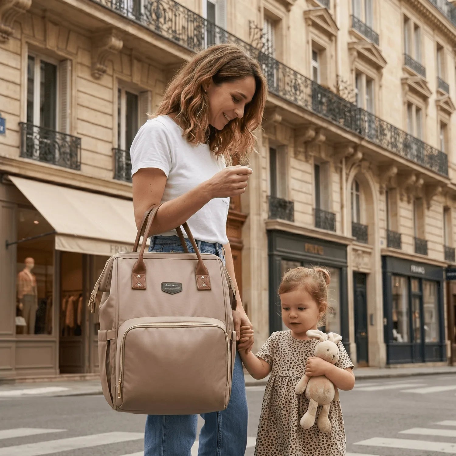 Maman et sa fille en balade à Paris avec sac à langer Moka élégant