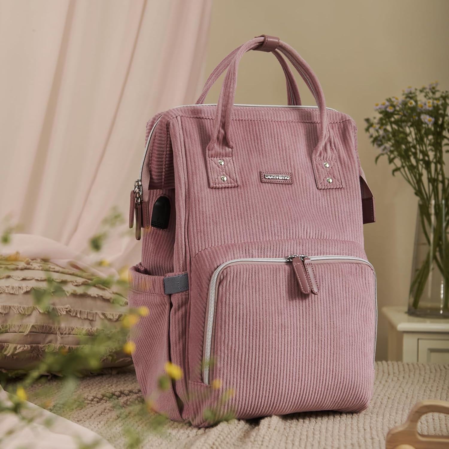 "Sac à langer spacieux en tissu premium, avec matelas à langer assorti inclus. Dimensions 45x30x22 cm pour 0,75 kg. Parfait pour organiser les essentiels de bébé, facile à nettoyer avec un chiffon microfibre rose multi usage pratique 