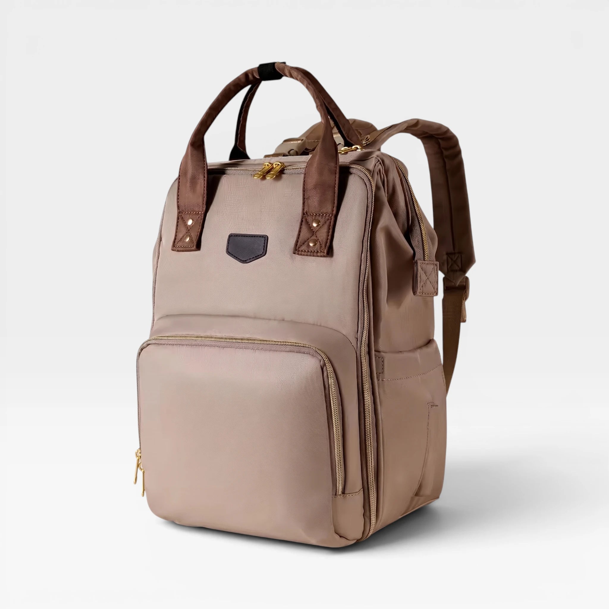 Vue de profil du sac à langer Moka mettant en avant sa silhouette compacte, sa structure robuste et la qualité du polyester imperméable.